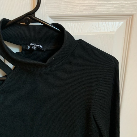 Cold shoulder turtleneck, quite thick material - Picture 3 of 3